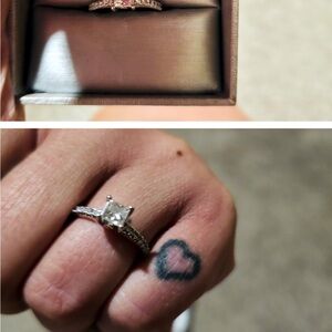 barely worn diamond ring total 1 ct, 3/4 ct center